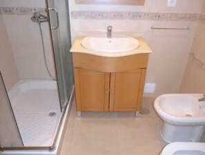 Regadera, secadora de cabello, toallas 