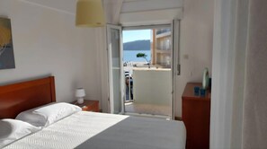 Tabla de planchar con plancha, wifi y ropa de cama 