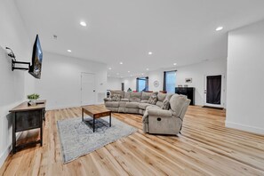 Televisión, chimenea, futbolito y tenis de mesa 