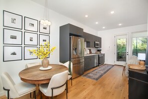 ثلاجة، ميكروويف، فرن، موقد طهي مسطح