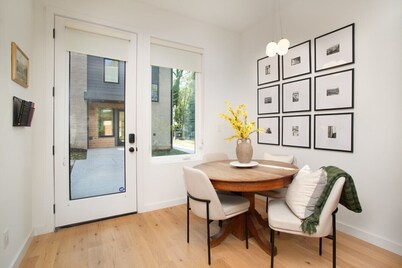 Cityscape Townhouse: Near Market Square & Downtown