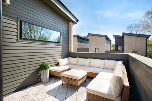 Cityscape Townhouse: Near Market Square & Downtown