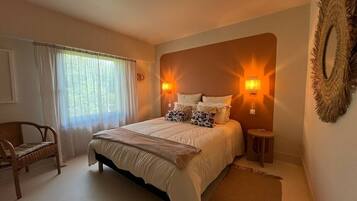 Een bureau, gratis wifi, beddengoed
