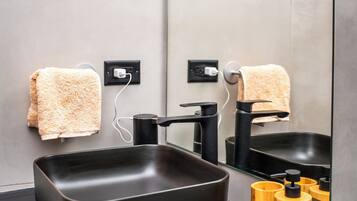 Een douche, een haardroger, handdoeken, zeep