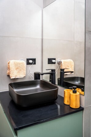 Douche, sèche-cheveux, serviettes fournies, savon