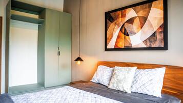 Tabla de planchar con plancha, internet y ropa de cama