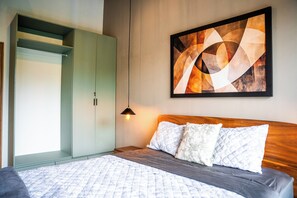 Een strijkplank/strijkijzer, internet, beddengoed