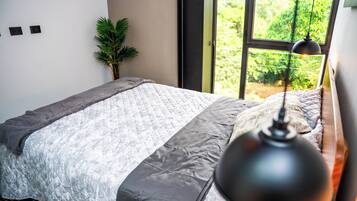 Tabla de planchar con plancha, internet y ropa de cama