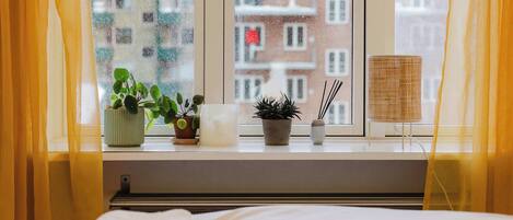 2 bedrooms, desk, iron/ironing board, WiFi