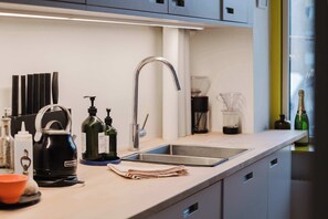 Kühlschrank, Mikrowelle, Herdplatte, Geschirrspüler