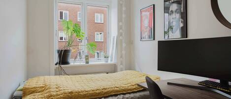 2 bedrooms, desk, iron/ironing board, WiFi