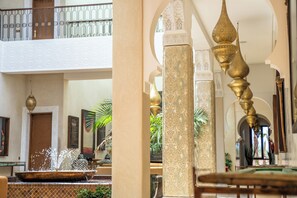 المنشأة من الداخل