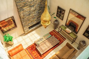 المنشأة من الداخل