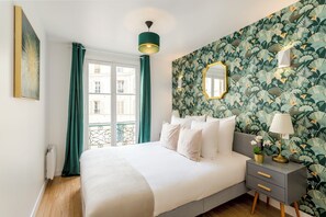 Apartment, Courtyard View | Hypo-allergenic bedding, pillowtop beds, in-room safe