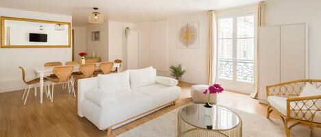 Apartamento, vistas al patio | Zona de estar | Una Smart TV, Netflix, servicios de streaming, una oficina