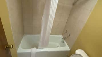 Toallas, jabón, shampoo, papel de baño