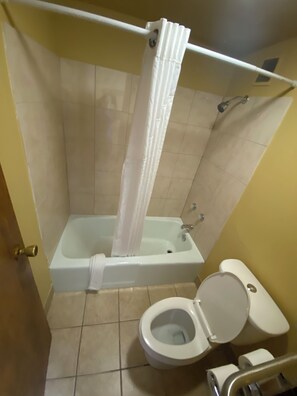 毛巾、肥皂、洗髮精、衛生紙