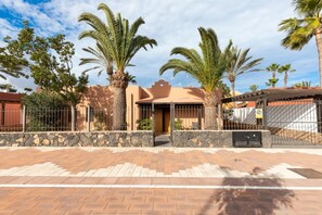 Exterior - Vacation Apartment 'Garcia' with Private Terrace, Private Garden and Wi-Fi (Corralejo)