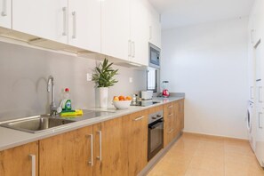 Fridge, microwave, oven, stovetop - Vacation Apartment 'Garcia' with Private Terrace, Private Garden and Wi-Fi (Corralejo)