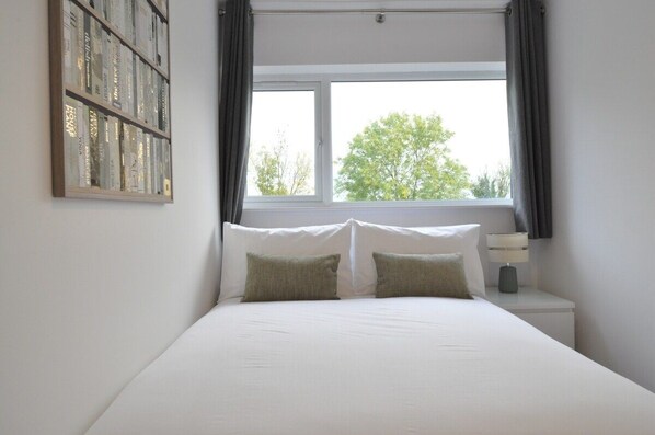 5 bedrooms, iron/ironing board, free WiFi, bed sheets