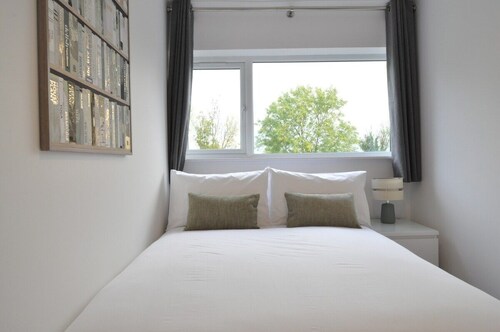 The Swift-Bright, Modern 5-Bed Family Home Nr Bath