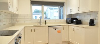 The Swift-Bright, Modern 5-Bed Family Home Nr Bath