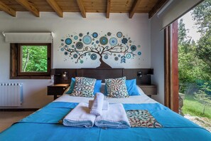 Escrivaninha, berço de viagem, Wi-Fi, roupa de cama