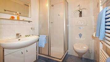 Dusche, Haartrockner, Handtücher