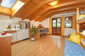 Interior - Apartment 'Obermairhof Abendrot' with Mountain View, Shared Terrace and Wi-Fi (San Giacomo)
