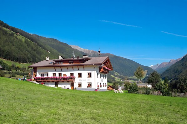 Exterior - Apartment 'Obermairhof Regenbogen' with Mountain View, Shared Terrace and Wi-Fi (San Giacomo)