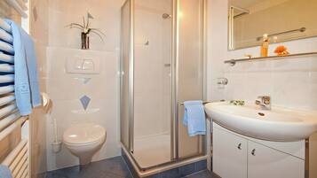 Een douche, een haardroger, handdoeken