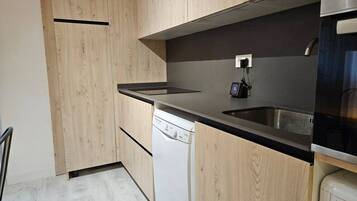 Coffee/tea maker, fridge, microwave, oven