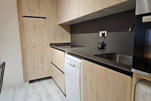 Coffee/tea maker, fridge, microwave, oven