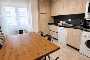 Coffee/tea maker, fridge, microwave, oven - 1A108 Spacious and Modern Apartment in Gijón by R2R (Gijón)