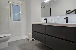 Shower, hair dryer, towels, shampoo