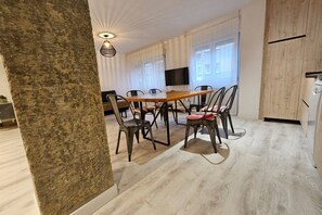 Dining - 1A108 Spacious and Modern Apartment in Gijón by R2R (Gijón)