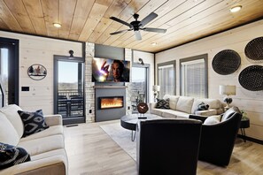 Smart TV, chimenea y videojuegos 