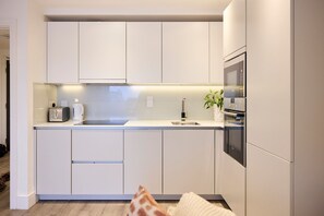 Refrigerador, microondas, horno y lavavajillas 