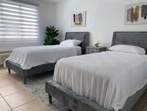 مكواة/لوح كي وواي فاي مج�انًا وملاءات أسرّة