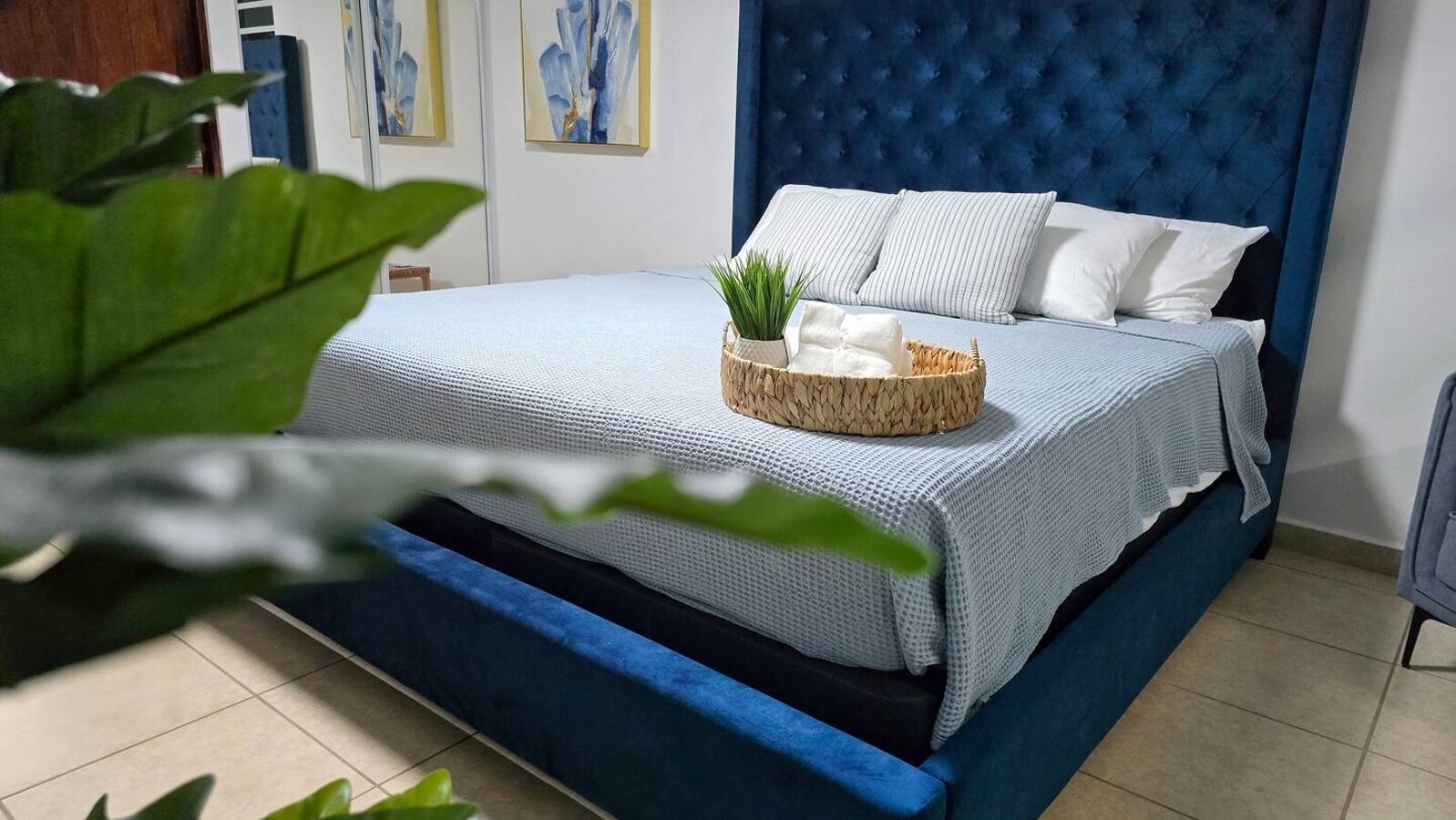 Een strijkplank/strijkijzer, gratis wifi, beddengoed