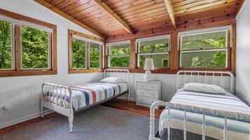 5 habitaciones, escritorio y tabla de planchar con plancha