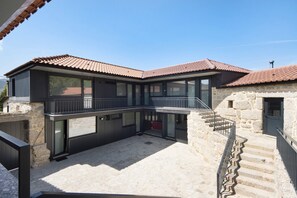 Exterior - Room 'Quarto 2' with Mountain View, Wi-Fi and Air Conditioning (Rossas)