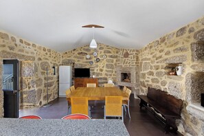 Dining - Room 'Quarto 2' with Mountain View, Wi-Fi and Air Conditioning (Rossas)