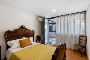 1 bedroom, WiFi, bed sheets - Room 'Quarto 2' with Mountain View, Wi-Fi and Air Conditioning (Rossas)