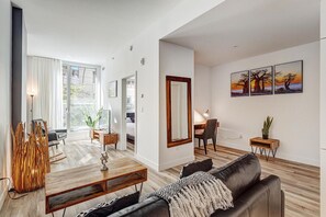 Living area - Montreal - Stanbrooke Galaxie - 1BR (1302) (Montreal)