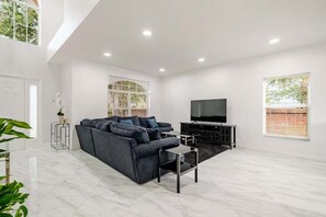 TV, offices - Elegant 4BR Luxury Home - Private Pool Disney (Kissimmee)