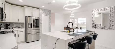 電子レンジ、オーブン、コンロ、食器洗い機