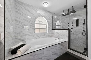 Dusche, Haartrockner, Handtücher, Shampoo