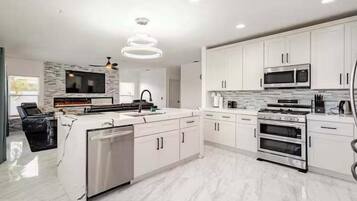 Een microgolfoven, een oven, een kookplaat, een vaatwasser