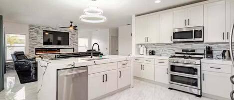 Microondas, horno, parrilla de estufa y lavavajillas